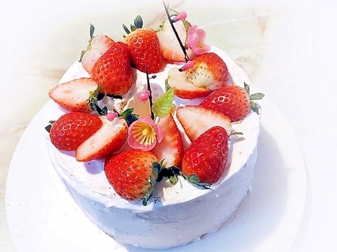 シンプルなミルクシフォンに…苺とクリームを添えて♪